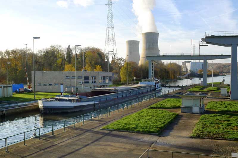 Grande écluse existante, vue depuis la passerelle.