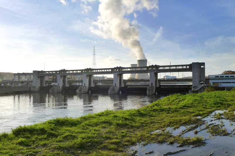 Barrage, vue depuis la rive gauche.